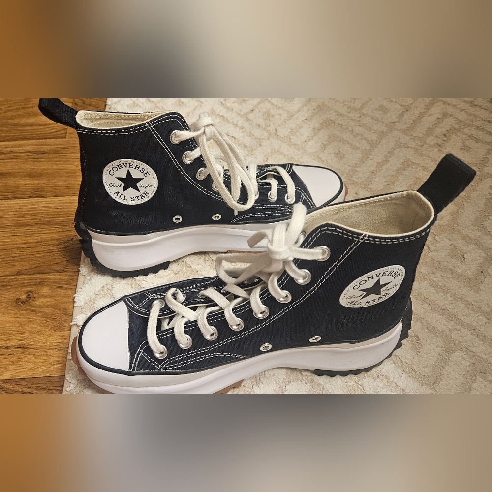 Converse Woman Black and White High-Tops In Excelent Condition